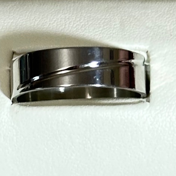 Stainless steel band, Polished, diagonal line goes all the way around. NWOT - Picture 2 of 11